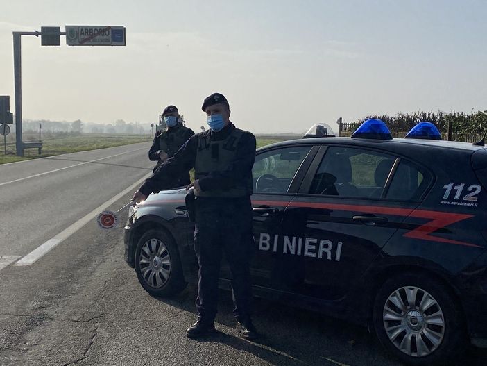 Blocca con la colla la porta del Comune. 40enne denunciato per danneggiamento