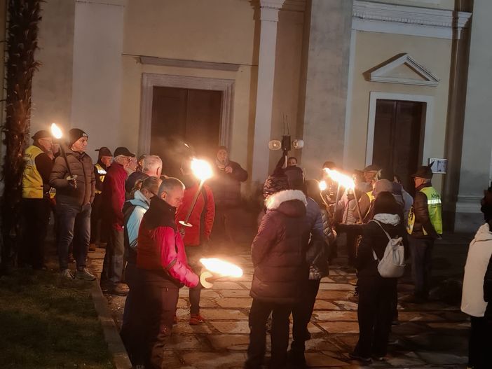 Prato Sesia, fiaccolata al Castello di Supramonte: una settantina di persone in cammino la sera di Santo Stefano