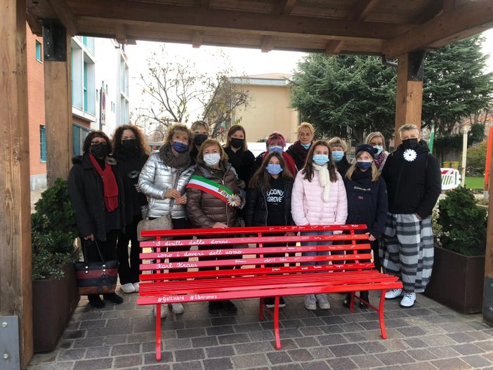 Panchina rossa a Gattinara - Foto Laudicina per valsesianotizie.it