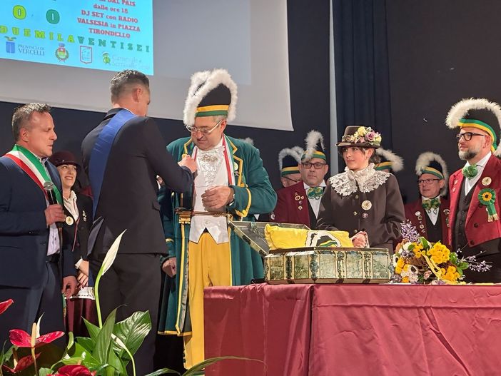 A Serravalle Sesia il Carnevale riparte tra tradizione e novità: 20 anni per il Mugiun e arriva la Mugiuna