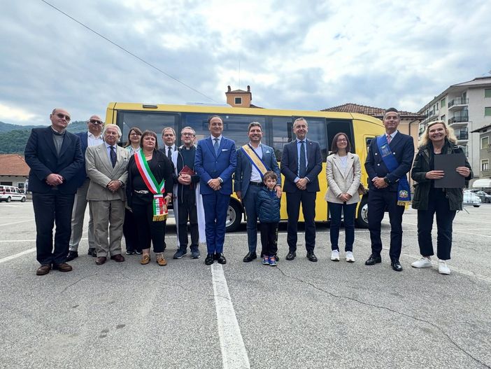 Quarona, inaugurato il primo scuolabus elettrico Quarona, inaugurato il primo scuolabus elettrico