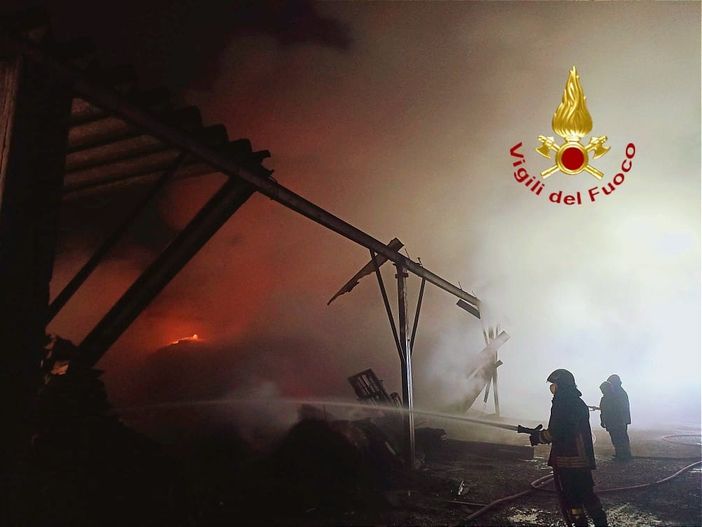 Incendio legnaia a Lenta, ore di lavoro per i Vigili del Fuoco Incendio legnaia a Lenta, ore di lavoro per i Vigili del Fuoco