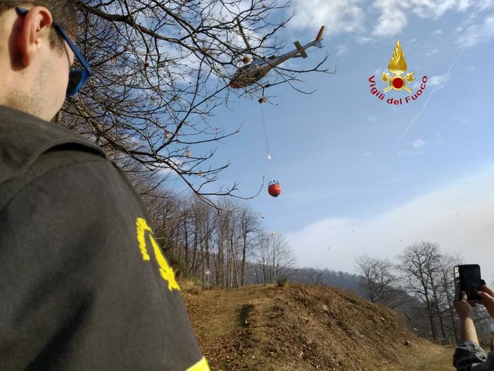 Incendio boschivo a Postua, in corso le operazioni di Vigili del Fuoco e Aib Incendio boschivo a Postua, in corso le operazioni di Vigili del Fuoco e Aib