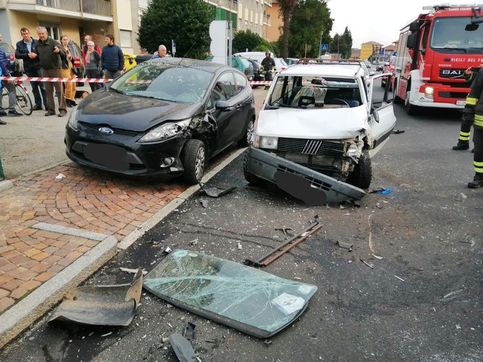 Borgosesia: Auto centra in pieno un mezzo parcheggiato e si ribalta