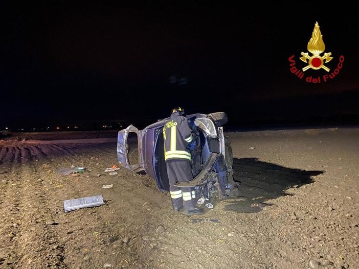 Esce di strada e si ribalta. Tempestivo intervento dei Vigili del Fuoco e del 118