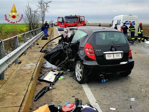 Due morti, auto devastate e feriti intrappolati tra le lamiere: dramma sulle strade vercellesi