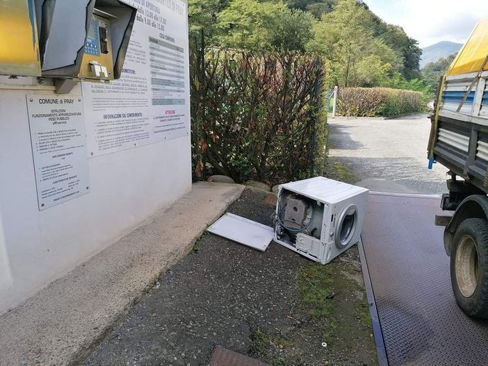 Abbandonano lavatrice davanti all'ecocentro di Pray, sindaco furioso: “Vanno sanzionati questi gesti incivili” Abbandonano lavatrice davanti all'ecocentro di Pray, sindaco furioso: “Vanno sanzionati questi gesti incivili”