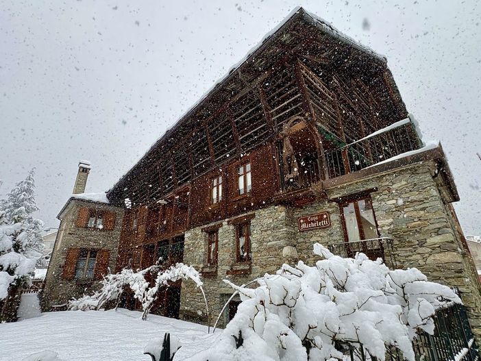 Neve abbondante ad Alagna Valsesia, resta alta l’attenzione: fino a 130 centimetri tra paese e Val Vogna, prudenza su strade e attività outdoor