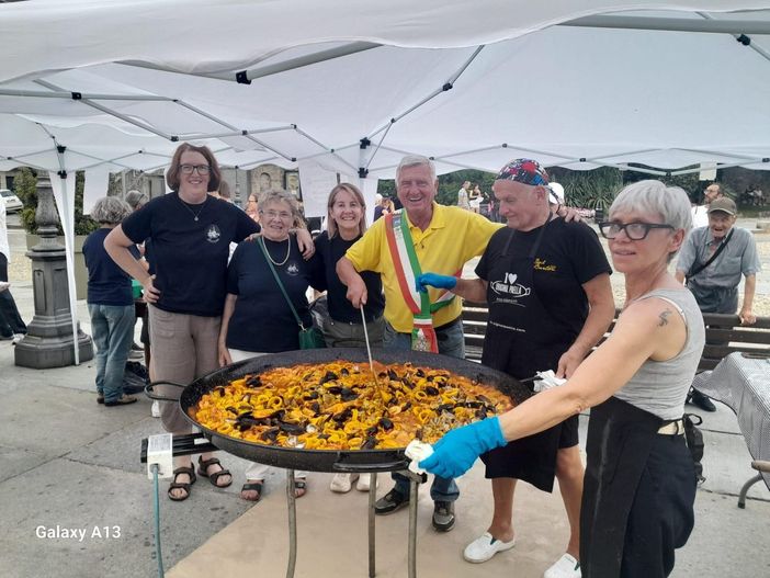 Varallo: Paella in piazza per la solidarietà: oltre 200 porzioni distribuite