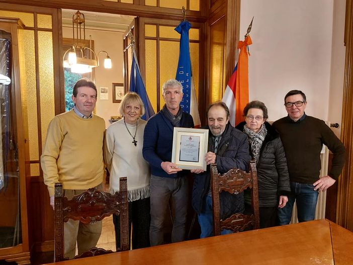 Coggiola, dopo 50 anni va in pensione il “maestro” della Paletta: il Comune consegna targa a Claudio Marabelli (foto dalla pagina Facebook di Noi a Coggiola)