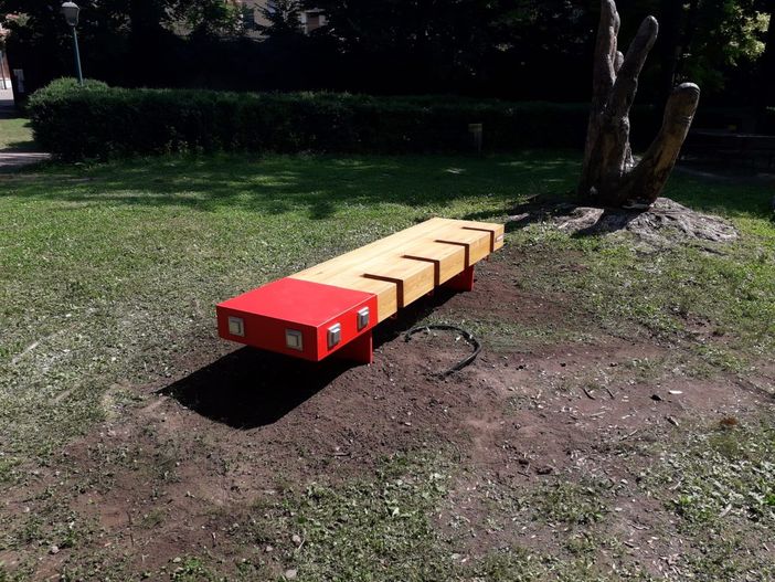 Borgosesia, al Parco Magni installata la panchina tecnologica