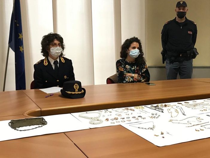 Sfruttando la paura del Covid hanno rubato più di mezzo milione. In manette una coppia che ha colpito anche a Vercelli - VIDEO Sfruttando la paura del Covid hanno rubato più di mezzo milione. In manette una coppia che ha colpito anche a Vercelli - VIDEO