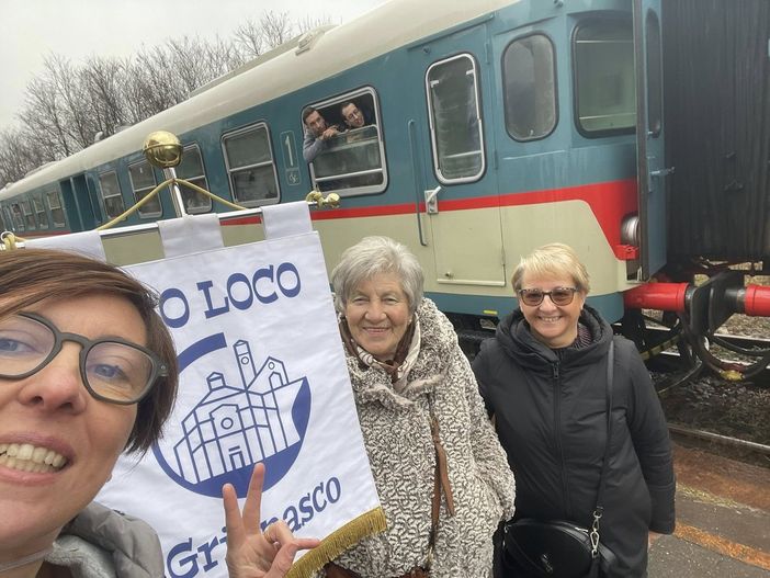 La littorina sulla Ferrovia della Valsesia incanta Grignasco: tra ricordi, saluti e il fischio del treno