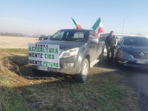 I trattori si rimettono in marcia: la protesta da Vercelli approda a Novara