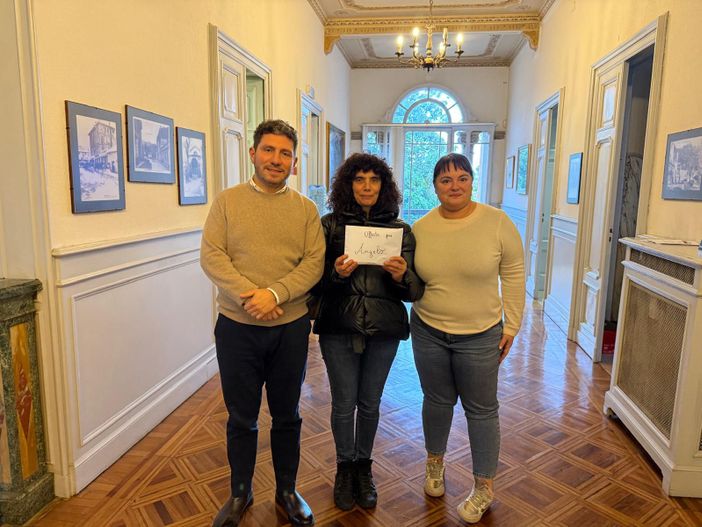 Quarona, raccolti 2.030 euro per la famiglia di Angelo Debonis: consegnato il contributo alla sorella Donatella