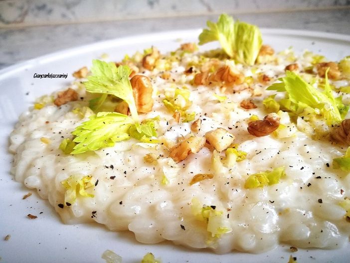 #quarantenasuifornelli, il risotto con crema di gorgonzola, sedano e noci di Giancarlo Lazzarini #quarantenasuifornelli, il risotto con crema di gorgonzola, sedano e noci di Giancarlo Lazzarini