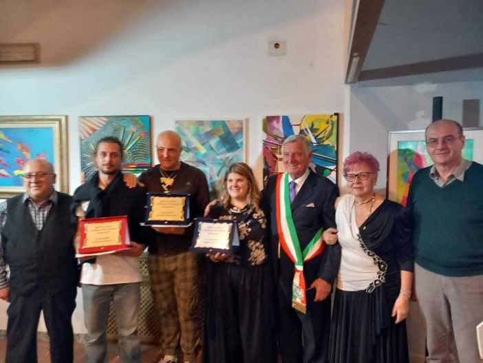 A Varallo la Seconda Biennale d’Arte Contemporanea: la foto con il sindaco e i vincitori. A Varallo la Seconda Biennale d’Arte Contemporanea: la foto con il sindaco e i vincitori.