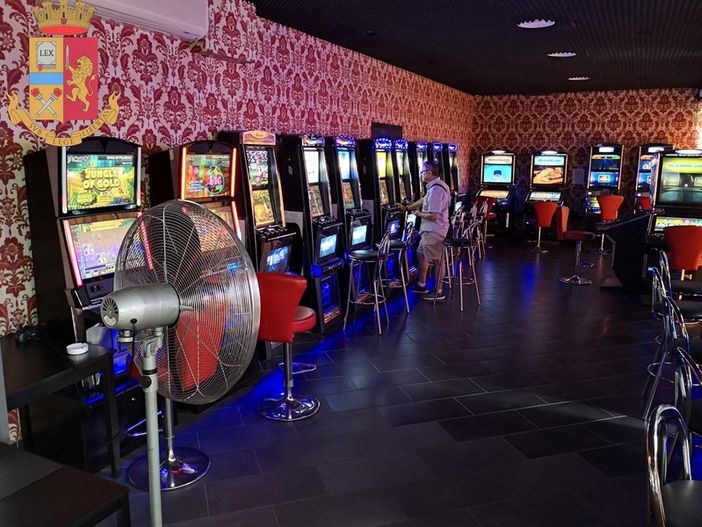 Sfascia una slot machine, riconosciuto e denunciato