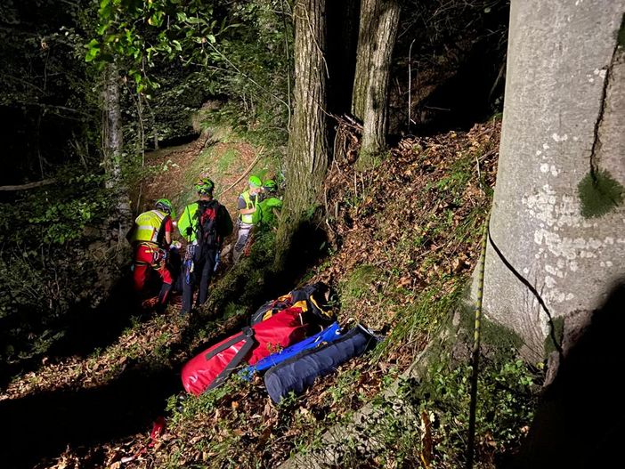 Pensionato trovato morto in fondo a un dirupo, l'intervento del Soccorso Alpino