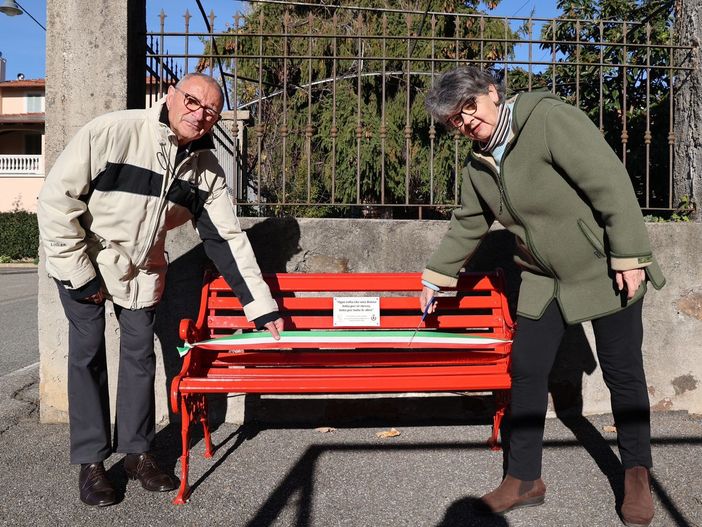 Anche a Sostegno una panchina rossa contro la violenza sulle donne