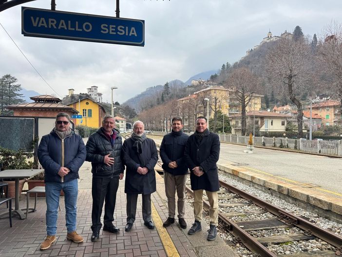 Nella foto da sinistra: Andrea Cocchi per il Comune di Alagna Valsesia, il sindaco Pietro Bondetti, il Presidente Onorario di Arenaways Giuseppe Arena, il Presidente dell’Unione Montana dei Comuni della Valsesia Francesco Pietrasanta e il Vice Sindaco di Varallo Eraldo Botta Nella foto da sinistra: Andrea Cocchi per il Comune di Alagna Valsesia, il sindaco Pietro Bondetti, il Presidente Onorario di Arenaways Giuseppe Arena, il Presidente dell’Unione Montana dei Comuni della Valsesia Francesco Pietrasanta e il Vice Sindaco di Varallo Eraldo Botta