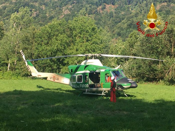 Escursionista bloccato su un sentiero a Scopa, recuperato dall'elicottero dei Vigili del Fuoco