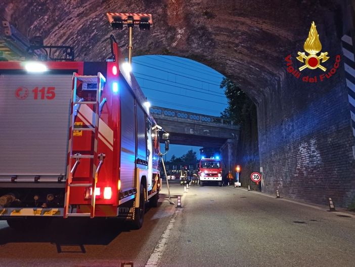 Parti pericolanti di un ponte ferroviario: Vigili del Fuoco intervengono