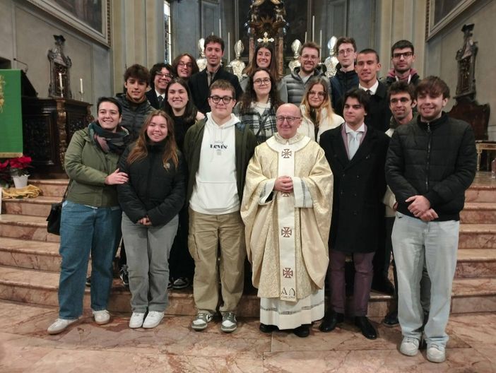 Don Gianluigi con alcuni giovani dell'oratorio Don Gianluigi con alcuni giovani dell'oratorio