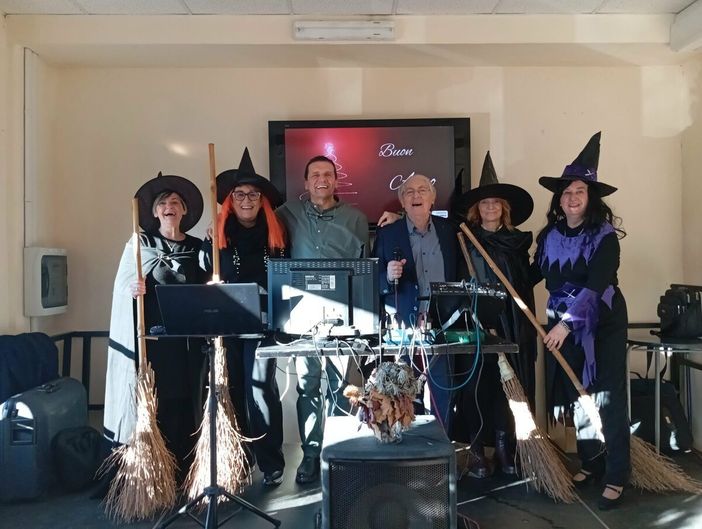 Allegria e Brindisi in compagnia, a Valdilana l’Associazione Delfino saluta il Natale e l’Epifania (foto dalla pagina Facebook di Associazione Delfino Valdilana) Allegria e Brindisi in compagnia, a Valdilana l’Associazione Delfino saluta il Natale e l’Epifania (foto dalla pagina Facebook di Associazione Delfino Valdilana)