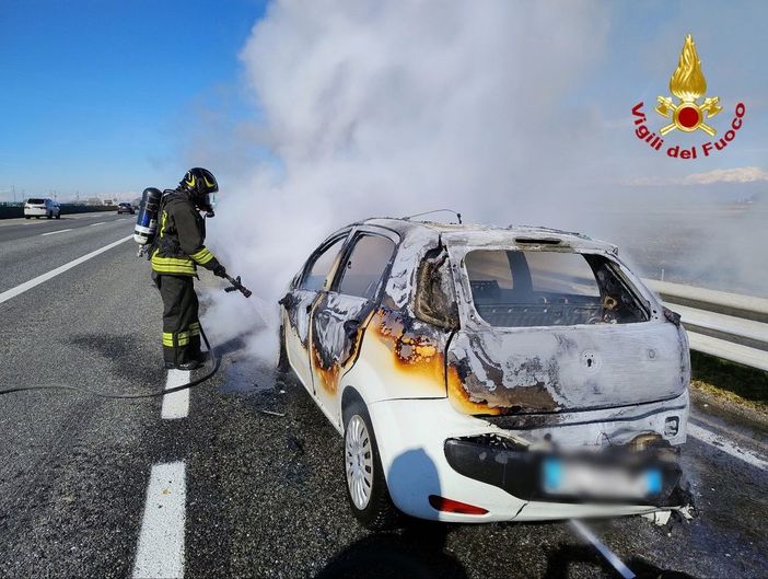 Auto in fiamme sull'A4: intervento dei Vigili del Fuoco Auto in fiamme sull'A4: intervento dei Vigili del Fuoco