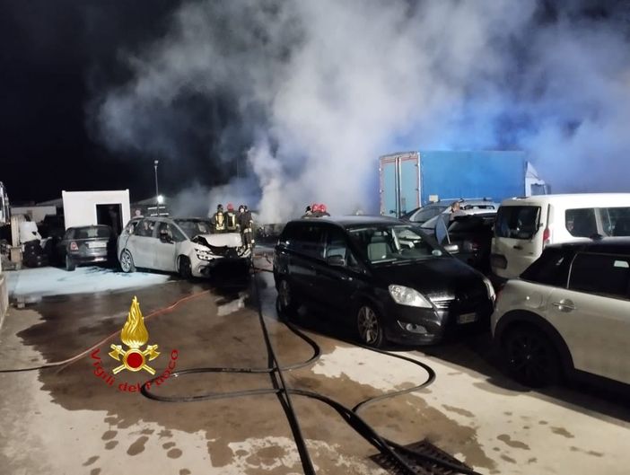 Incidente e conseguente incendio di diverse auto nella notte a Bianzè FOTO