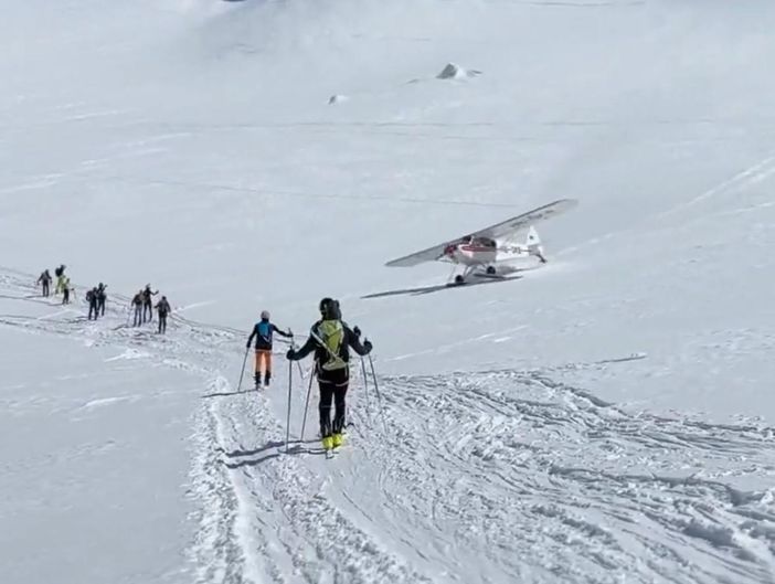 Bravata aerea sul Monte Rosa: decollo tra le cordate di alpinisti