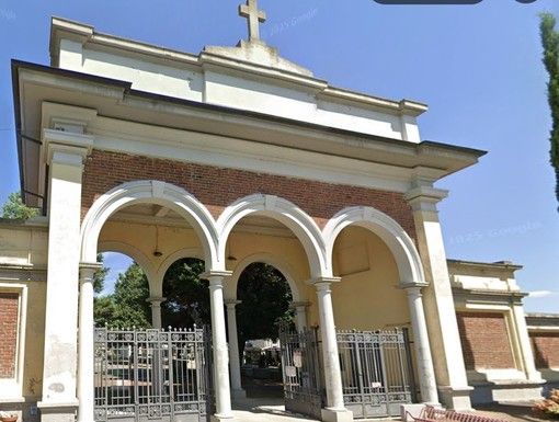 Vercellese cade in una buca al Cimitero dei Cappuccini: frattura al braccio