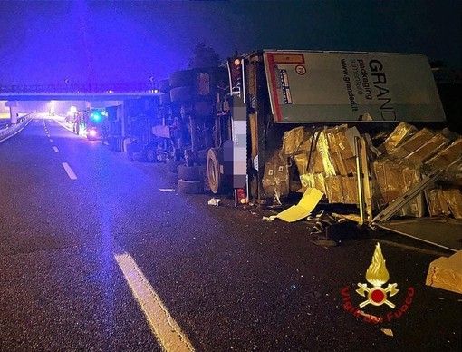Mezzo pesante si rovescia tra la A26 e la A5