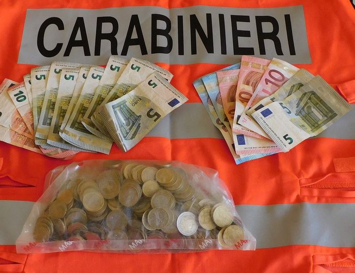 Borgosesia, sfondano a calci la porta del bar e portano via il denaro dalla cassa Borgosesia, sfondano a calci la porta del bar e portano via il denaro dalla cassa