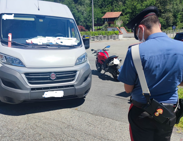 Centauro cade a terra per evitare furgone