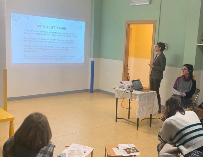 Valdilana, tante famiglie a Valle Mosso per la serata dedicata alle tappe evolutive dei bambini (foto dalla pagina Facebook del comune di Valdilana)