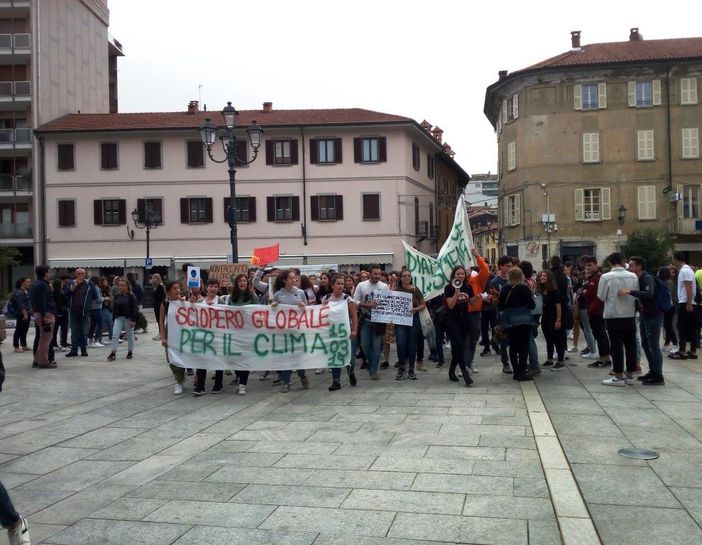 Borgosesia, I ragazzi: "Ecco perchè venerdì siamo scesi in piazza"