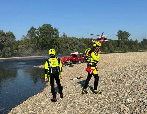 Tragedia nel fiume Sesia: giovane uomo muore annegato durante un bagno Tragedia nel fiume Sesia: giovane uomo muore annegato durante un bagno