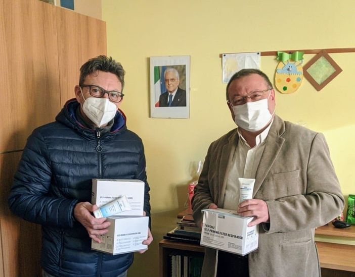 Quarona, dalla collaborazione tra amministrazione e FVO 300 mascherine per gli alunni di elementari e medie Quarona, dalla collaborazione tra amministrazione e FVO 300 mascherine per gli alunni di elementari e medie