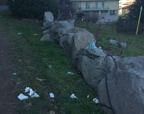 Bottigliette abbandonate a Borgosesia Bottigliette abbandonate a Borgosesia