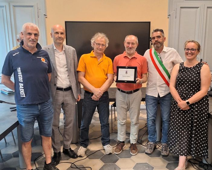 20 anni di Trivero Basket, il Comune consegna una targa al merito (foto dalla pagina Facebook del comune di Valdilana)