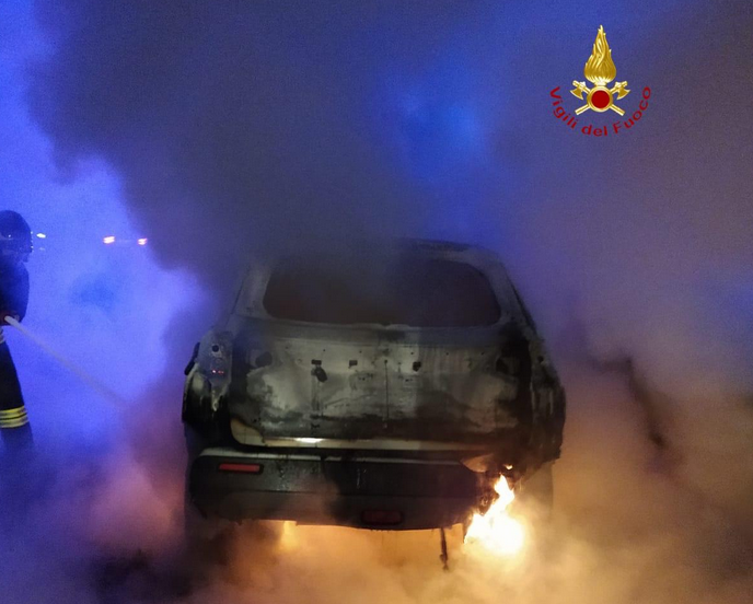 Auto in fiamme a Coggiola (foto di repertorio)