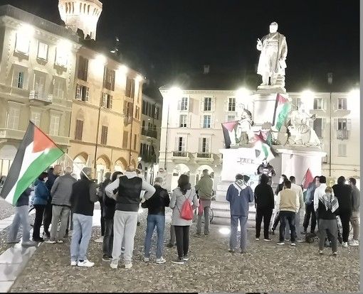 Borgosesia, flash mob per i sanitari uccisi a Gaza. Venerdì giornata di sciopero