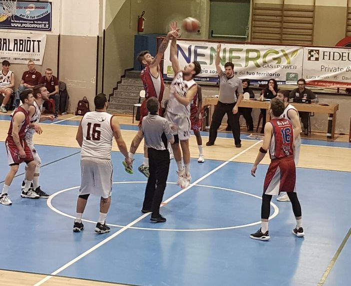 Barberi Valsesia Basket: gli Eagles espugnano il Pala Roccagni - Foto di Maurizio Ballarini e Marco Robino. Barberi Valsesia Basket: gli Eagles espugnano il Pala Roccagni - Foto di Maurizio Ballarini e Marco Robino.