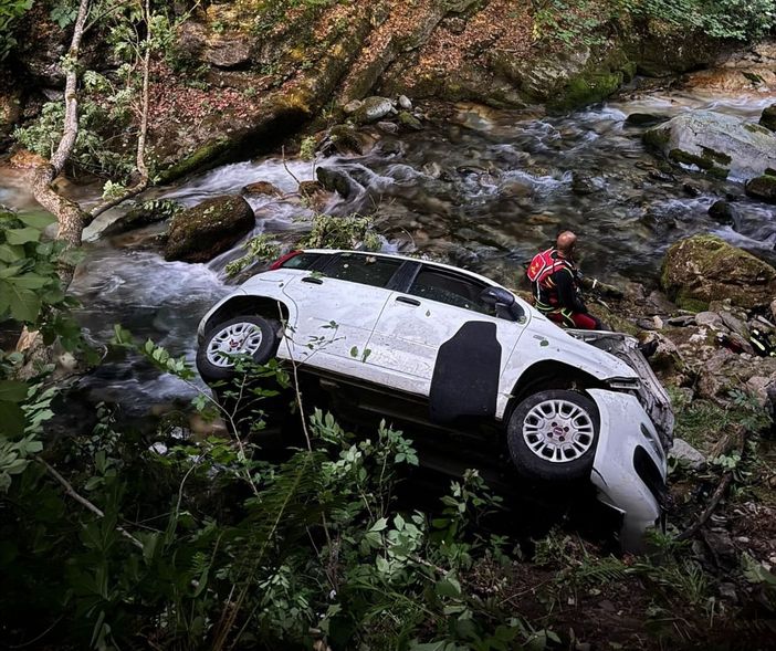 Dal Nord-ovest: auto in un dirupo a Pradleves (CN), interviene il Soccorso Alpino