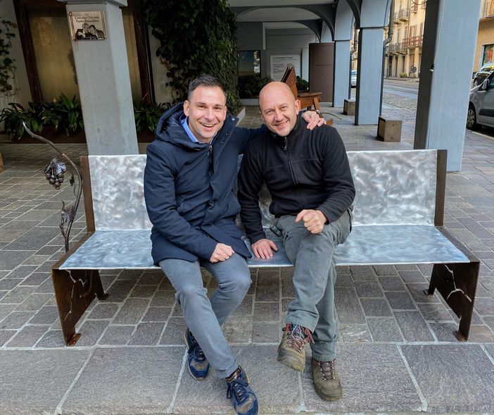 Gattinara: panchina DiVina in piazza Italia Gattinara: panchina DiVina in piazza Italia