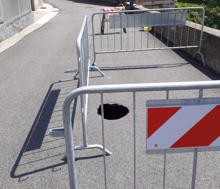Coggiola, si apre voragine sulla strada in località Chietti