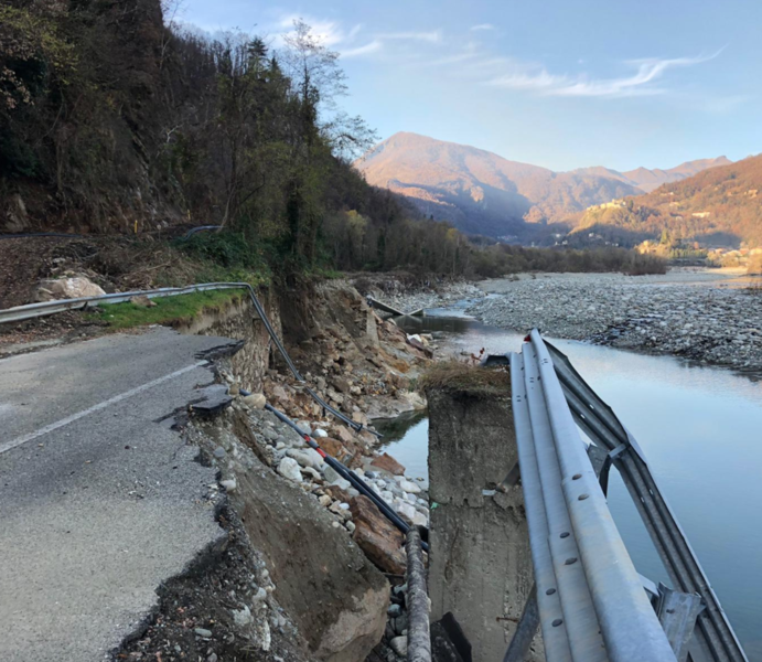 Il tratto della provinciale Doccio - Crevola spazzato via dall'acqua