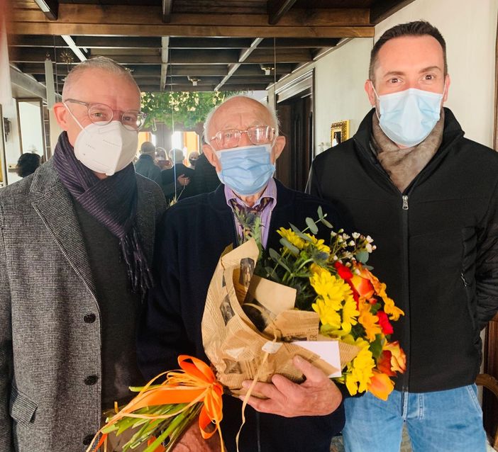 Borgosesia, gli auguri dell'amministrazione per i 100 anni di Giovanni Galoppini Borgosesia, gli auguri dell'amministrazione per i 100 anni di Giovanni Galoppini